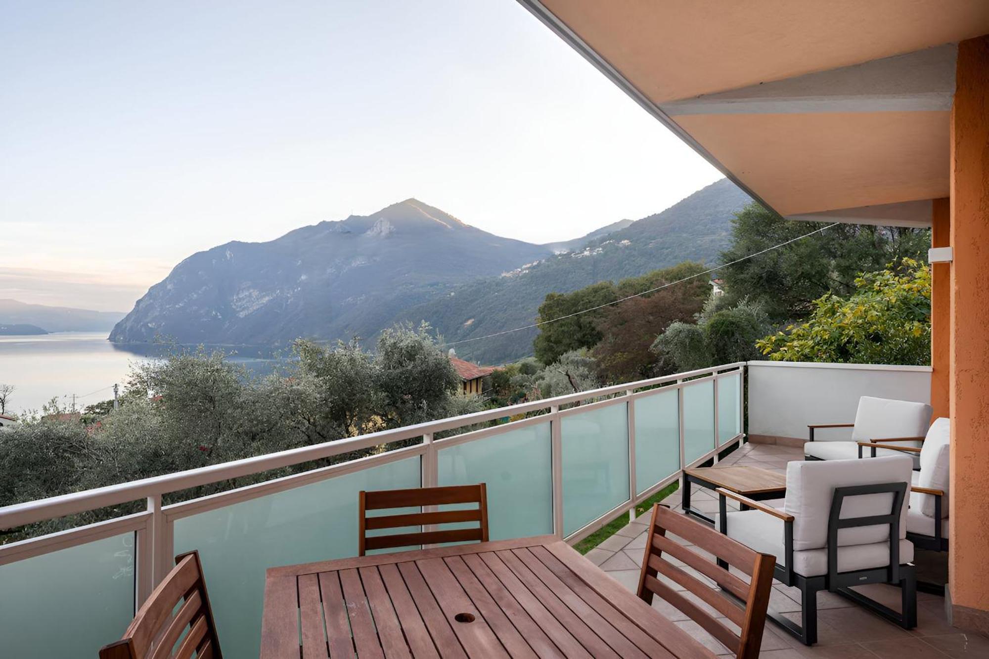 Happy Guest Apartments - Blue Apartment Riva di Solto Εξωτερικό φωτογραφία